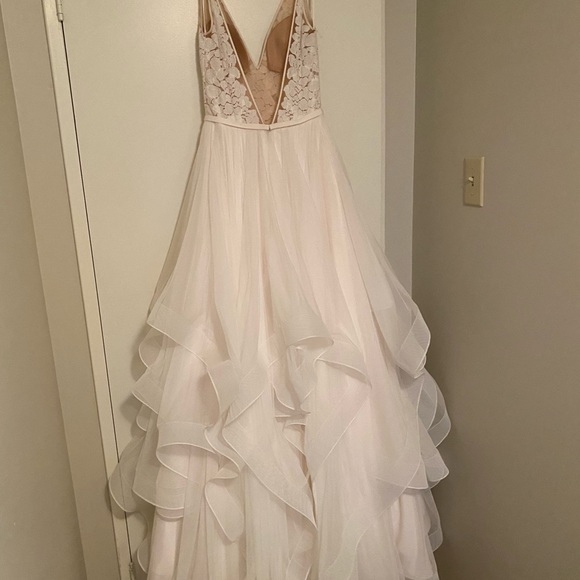 Beautiful wedding dress. **Never worn** size 6 - Picture 5 of 10